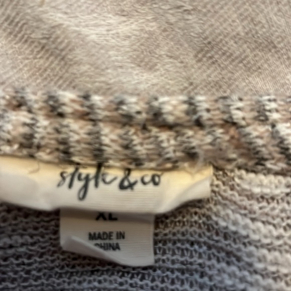 Style & Co peek a boo shoulder lightweight sweater - Picture 3 of 3